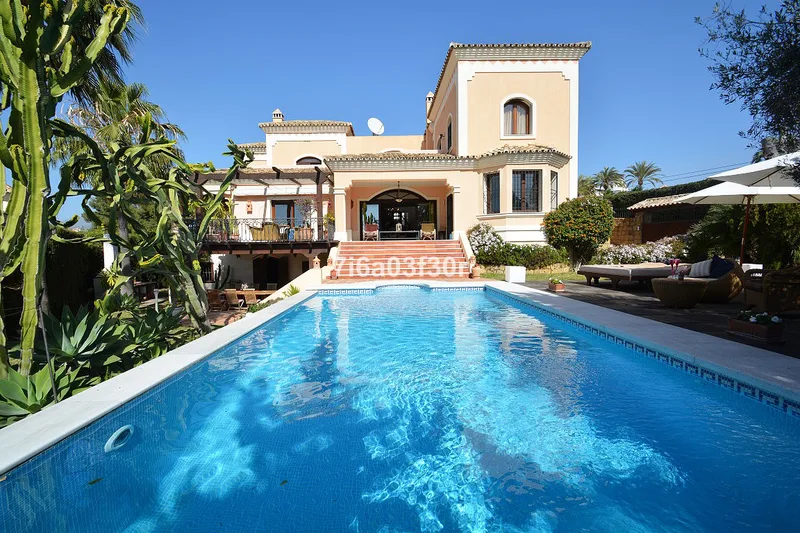 Fritliggende villa · Nueva Andalucía