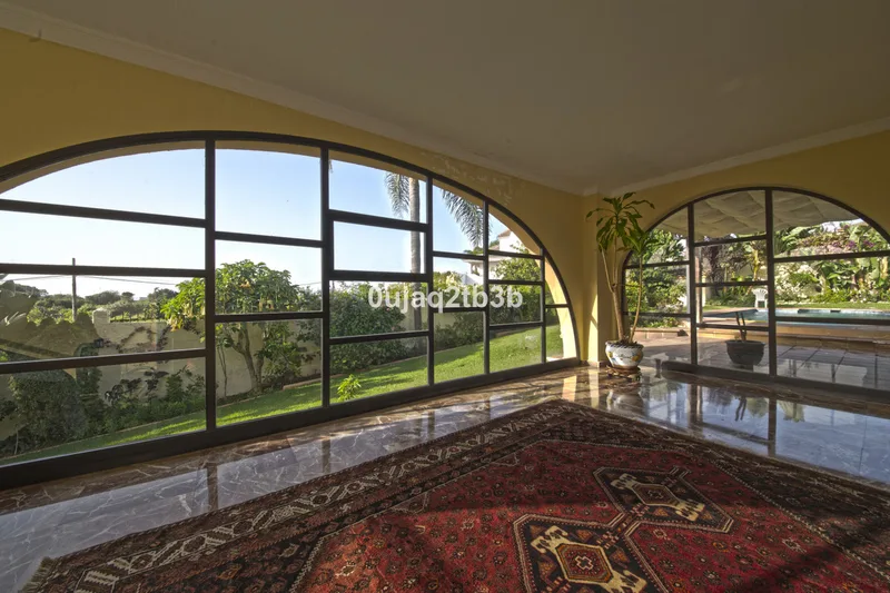 Detached Villa in New Golden Mile