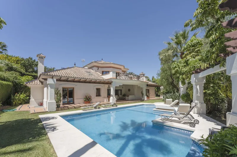 Fritliggende villa · Nueva Andalucía