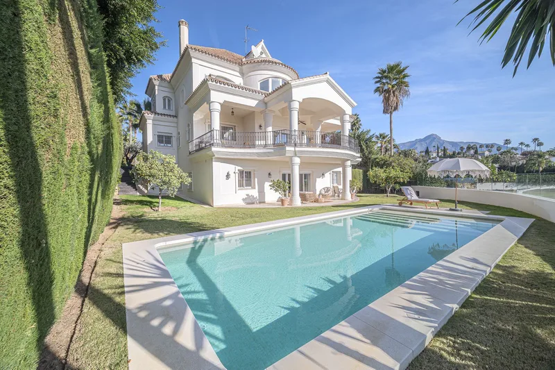 Fritliggende villa · Nueva Andalucía