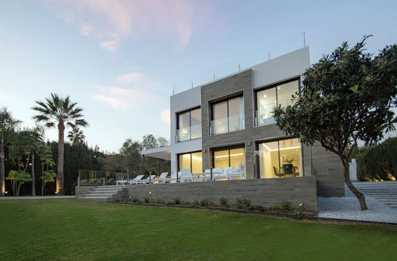 Fritliggende villa · Nueva Andalucía