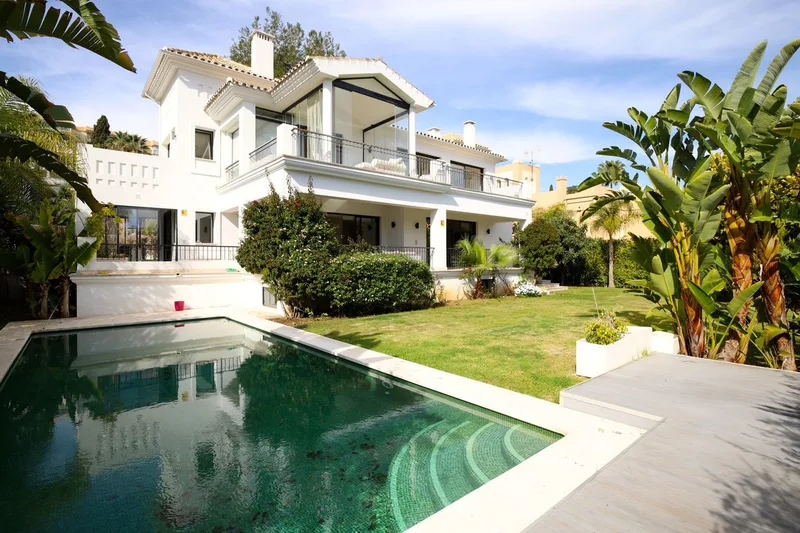 Fritliggende villa · Nueva Andalucía