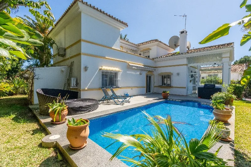 Fritliggende villa · Marbesa