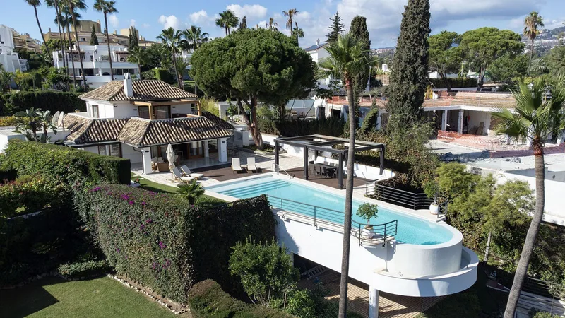 Fritliggende villa · Nueva Andalucía