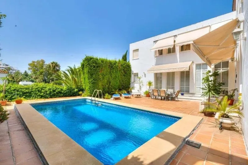 Fritliggende villa · Nueva Andalucía