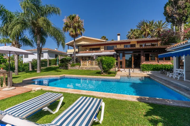 Fritliggende villa · Marbesa