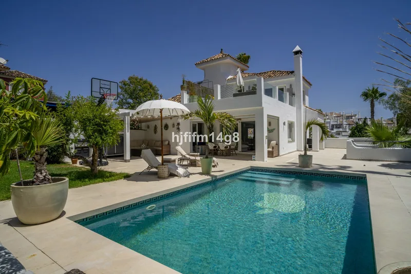 Fritliggende villa · Nueva Andalucía