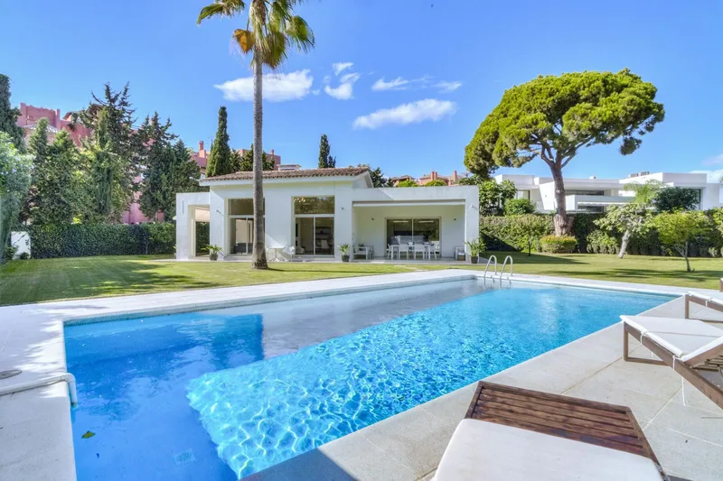 Fritliggende villa · Guadalmina Baja