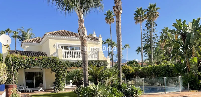 Detached Villa in New Golden Mile