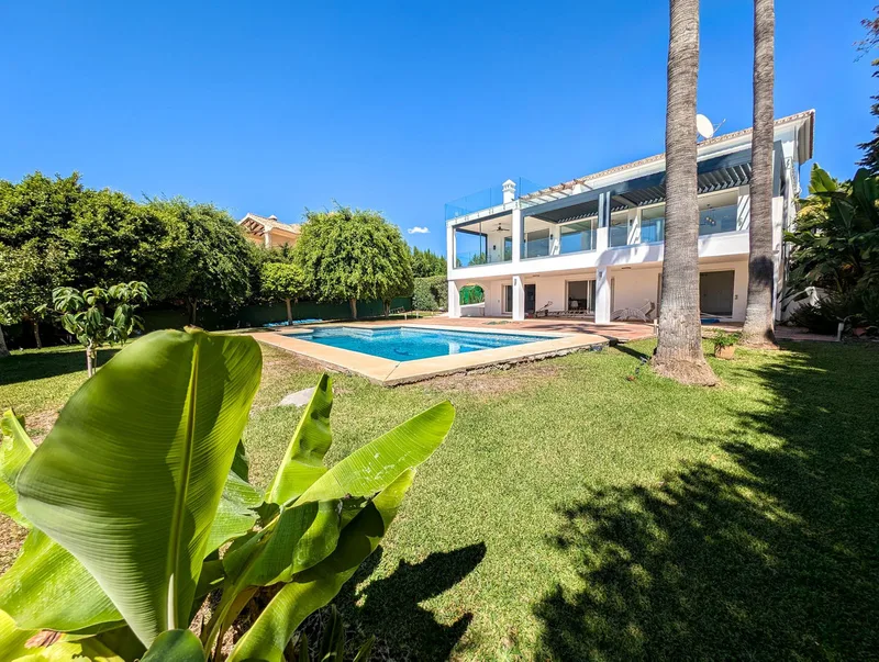 Fritliggende villa · Nueva Andalucía