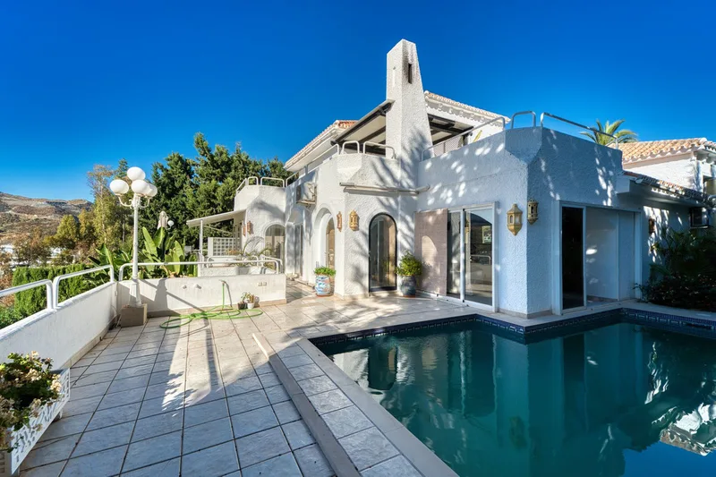 Fritliggende villa · Nueva Andalucía