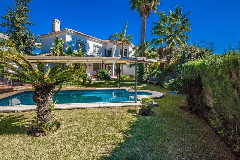 Fritliggende villa · Marbesa