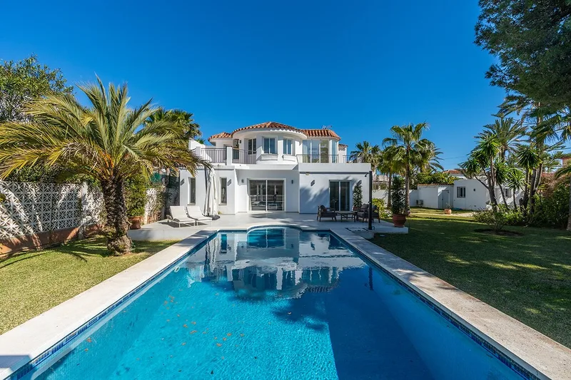 Fritliggende villa · Marbesa