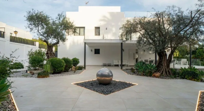 Fritliggende villa · Nueva Andalucía