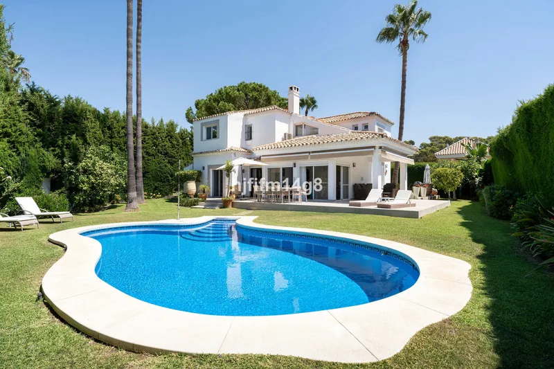 Fritliggende villa · Nueva Andalucía