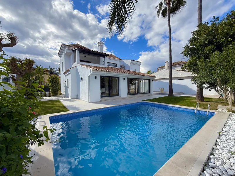 Fritliggende villa · Nueva Andalucía