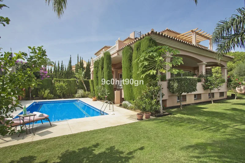Vrijstaande villa · Elviria