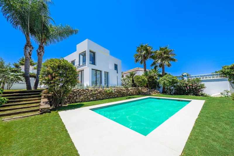 Fritliggende villa · Nueva Andalucía