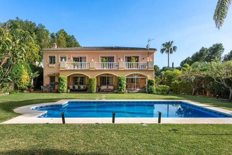 Fritliggende villa · Nueva Andalucía