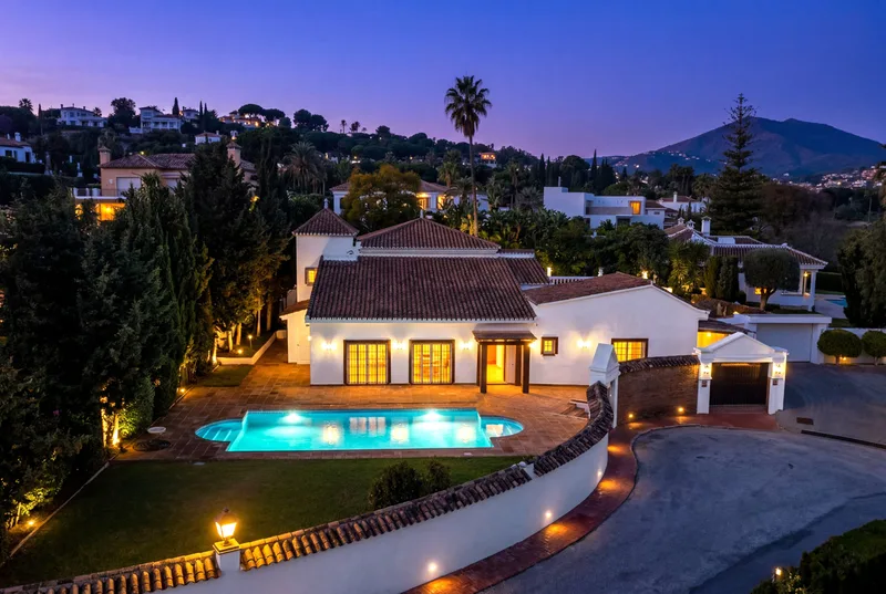 Fritliggende villa · Nueva Andalucía